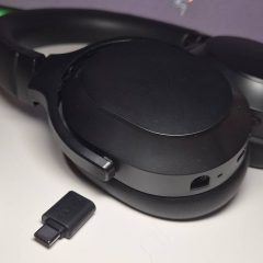 Razer Barracuda V2 Pro đặt cạnh dongle HyperSpeed USB-C và đầu chuyển USB-A.
