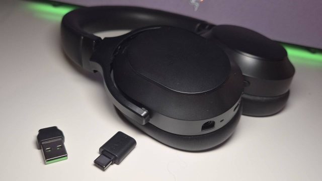 Razer Barracuda V2 Pro đặt cạnh dongle HyperSpeed USB-C và đầu chuyển USB-A.