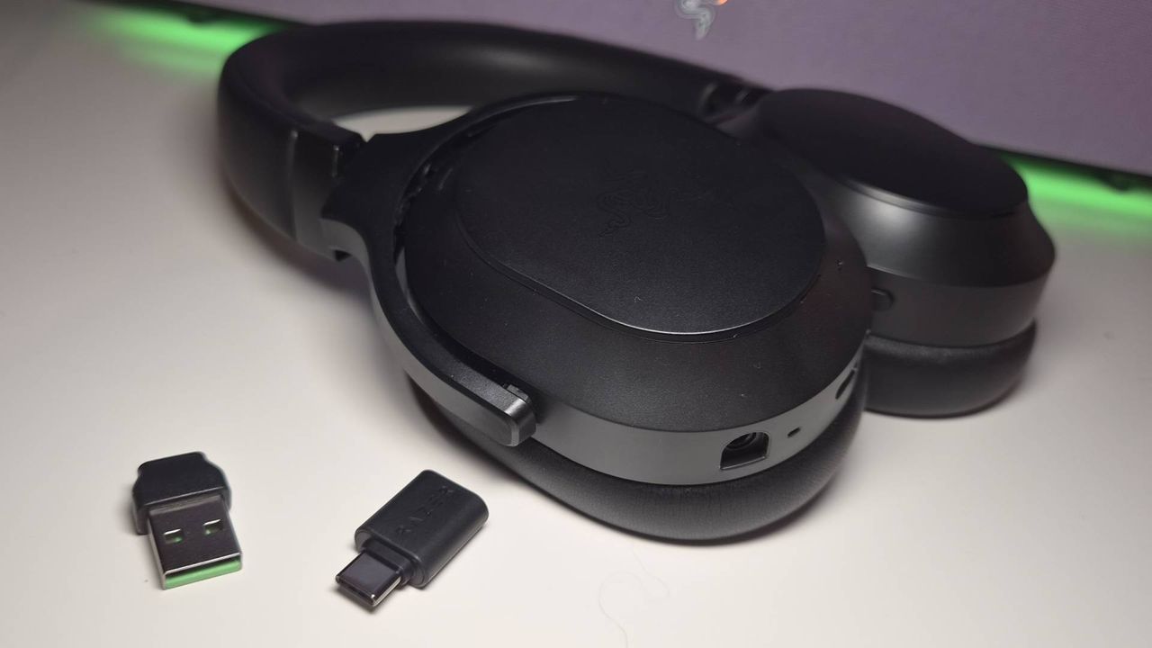 Razer Barracuda V2 Pro đặt cạnh dongle HyperSpeed USB-C và đầu chuyển USB-A.