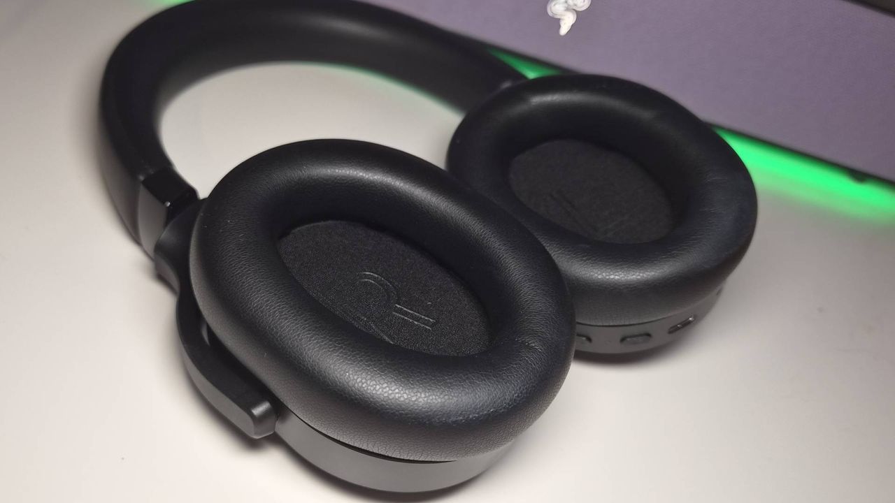 Razer Barracuda V2 Pro đặt trên bàn, thấy đệm tai và earcup.