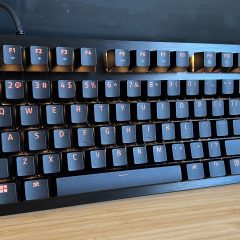Razer Huntsman V3 HE TKL trên bàn làm việc