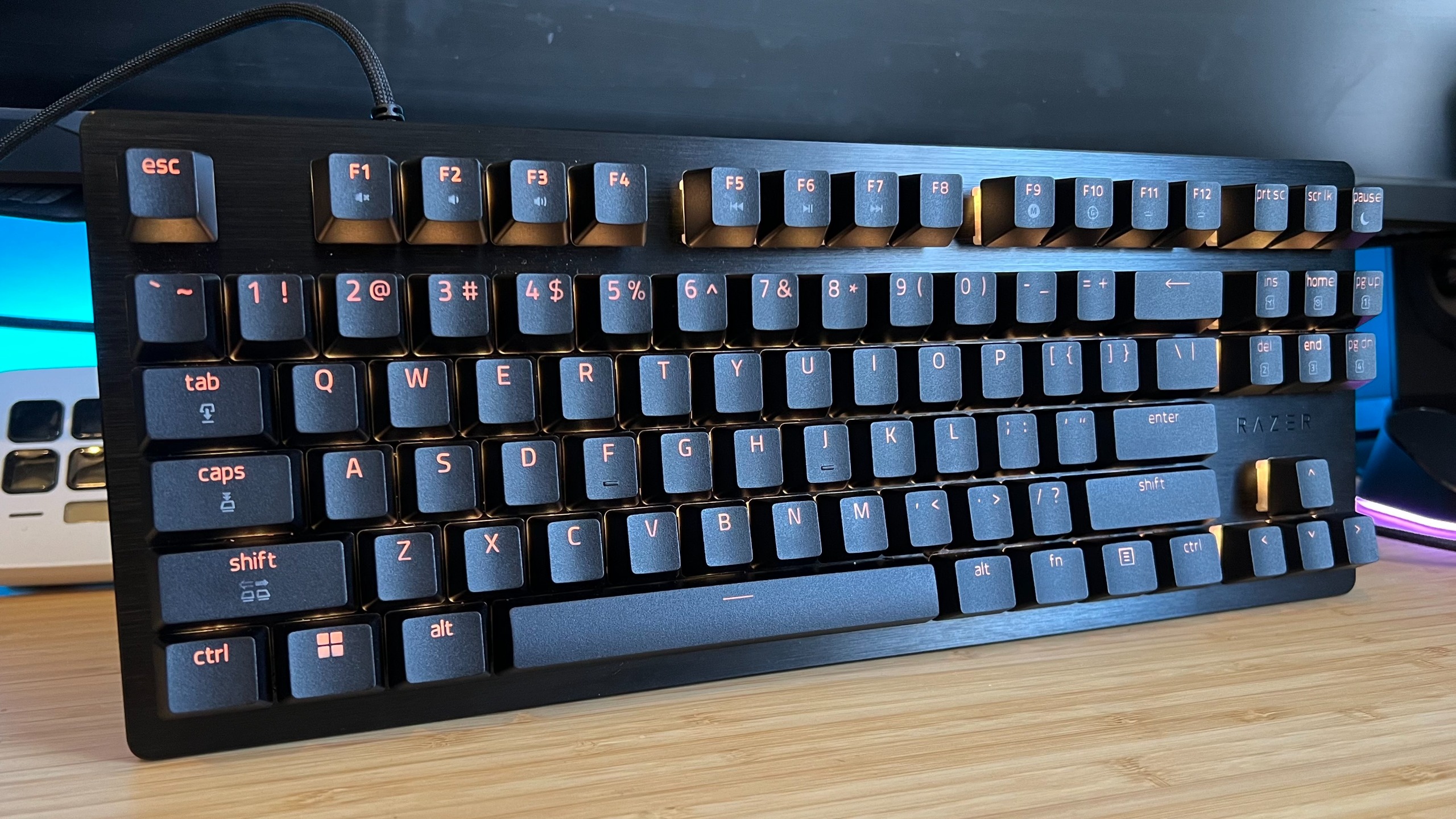 Razer Huntsman V3 HE TKL trên bàn làm việc