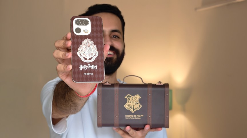 Realme 16 Pro 5G Harry Potter Edition được cầm trên tay.
