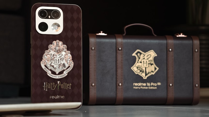 Realme 16 Pro 5G Harry Potter Edition đặt cạnh hộp dạng rương.