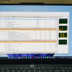 Resource Monitor đang mở trên laptop Windows