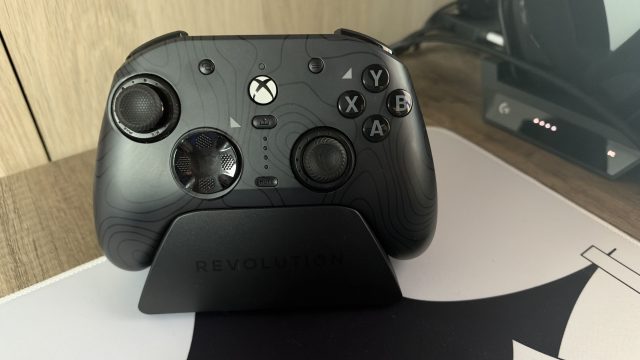 Revolution Pro X họa tiết Hell is Us trên chân dựng