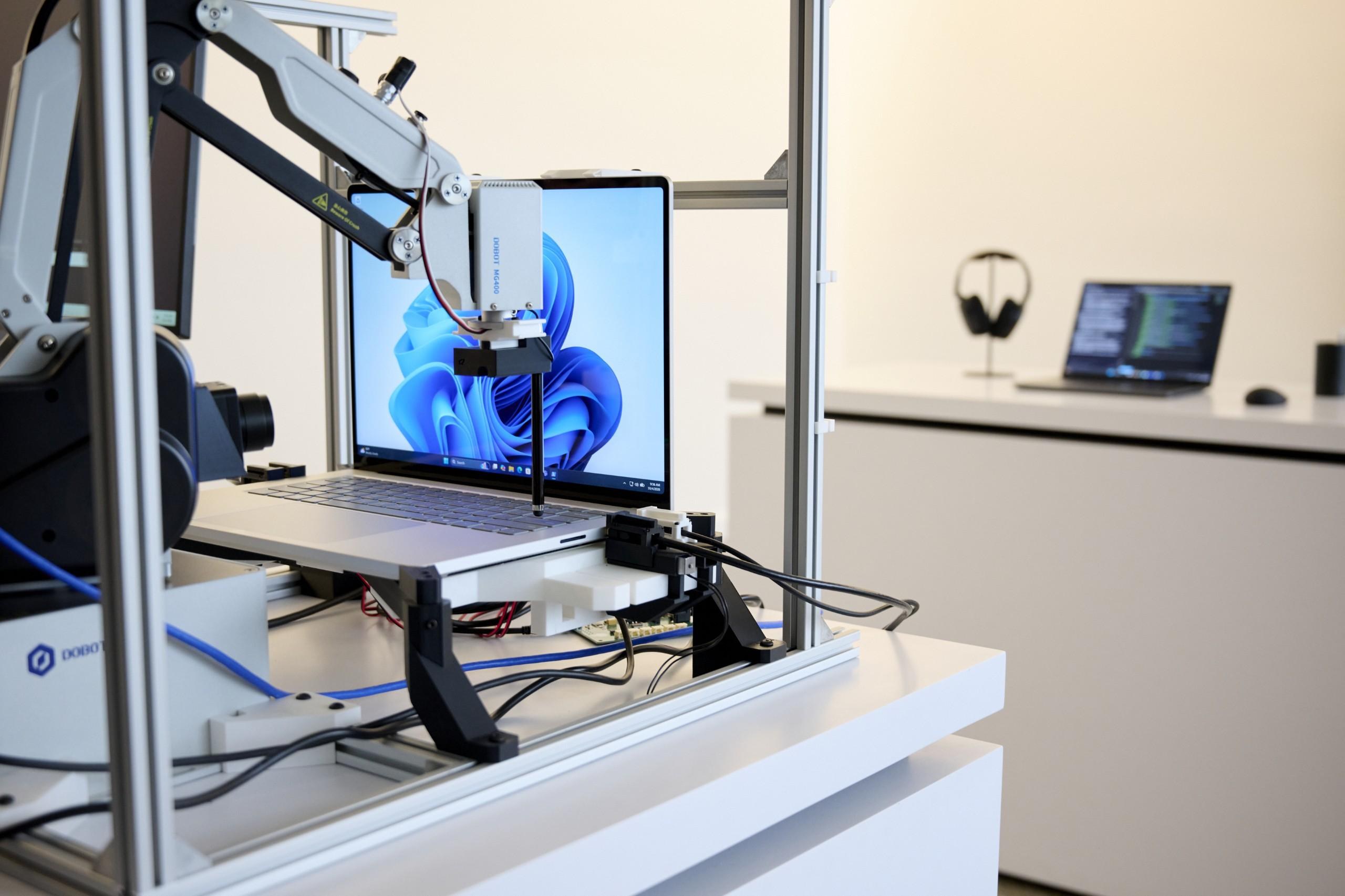 Robot tự động giúp kiểm tra phản hồi trong thao tác hằng ngày thay vì chỉ dựa vào benchmark.