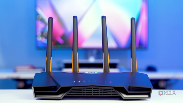 Router ASUS TUF Gaming AX4200 với bốn ăng-ten đặt trên bàn
