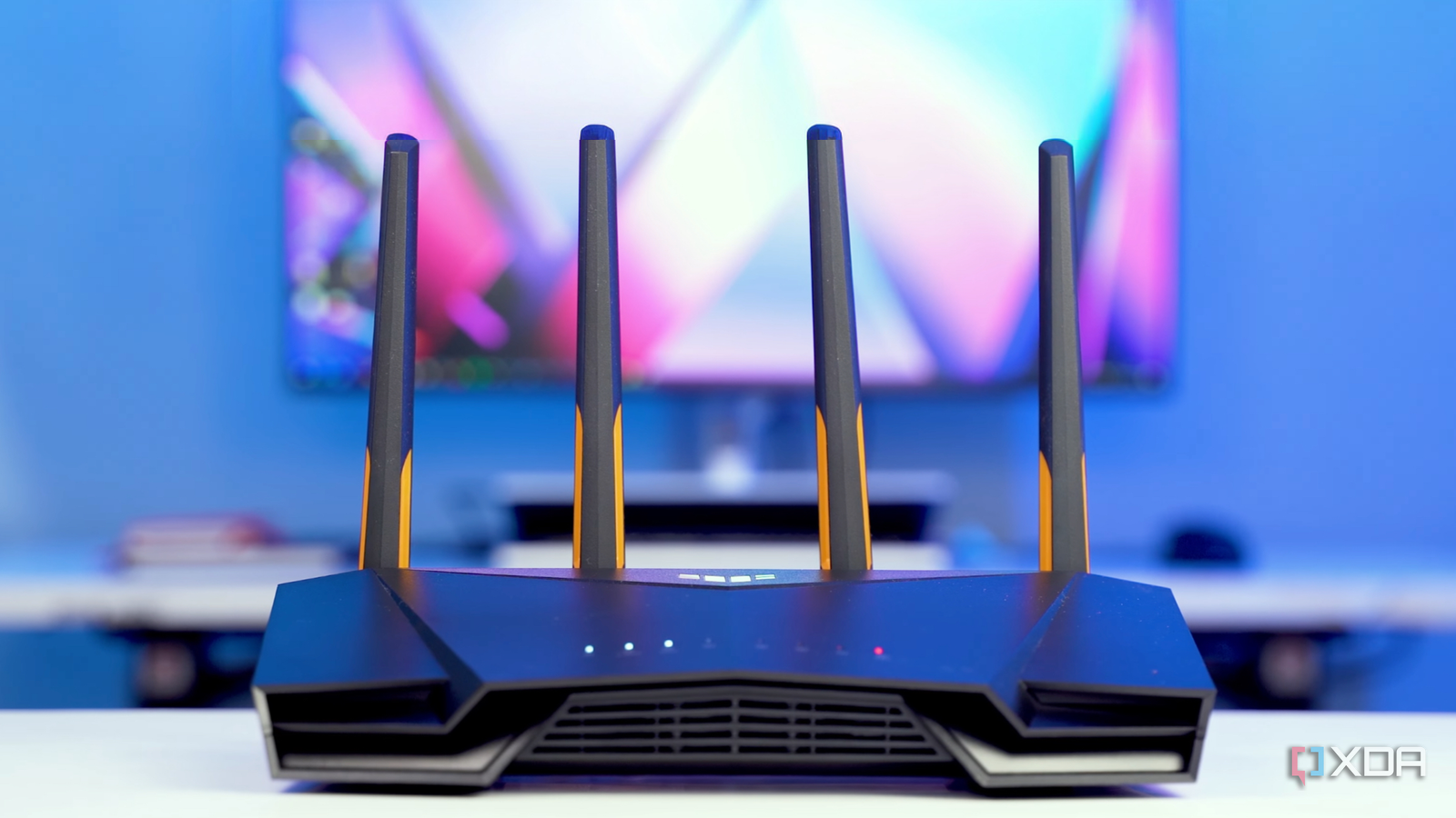 Router ASUS TUF Gaming đặt trên bàn trước TV