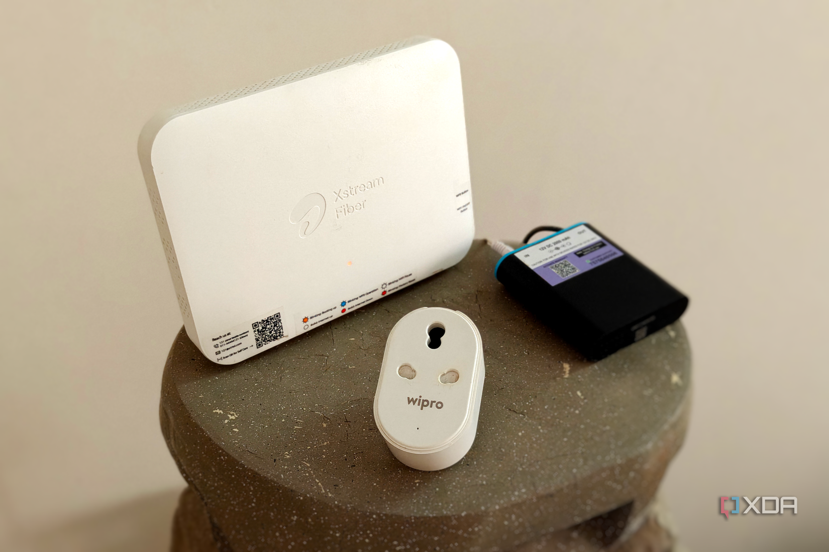 Router cạnh ổ cắm thông minh và bộ lưu điện nhỏ