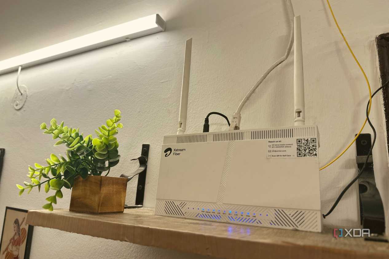 Router đặt trên kệ gỗ treo tường
