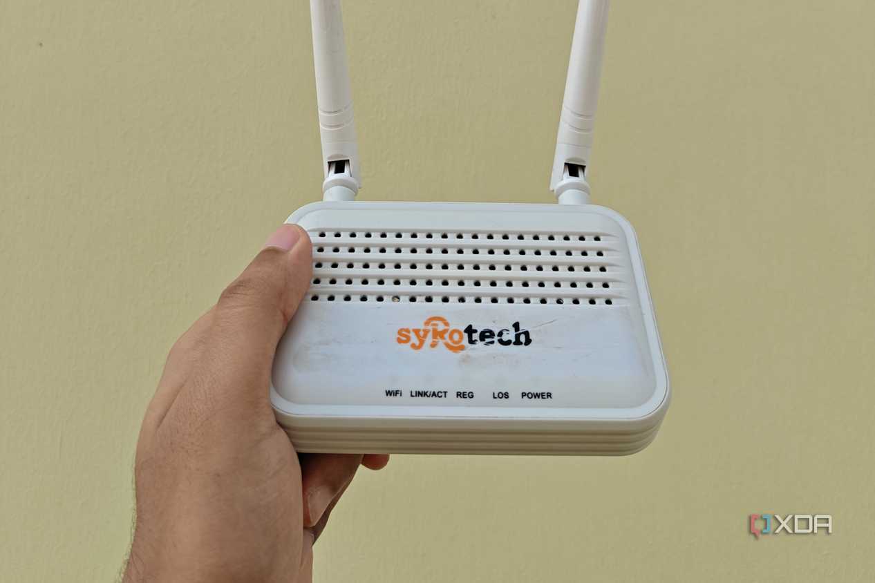 Router Syrotech được cầm trước tường