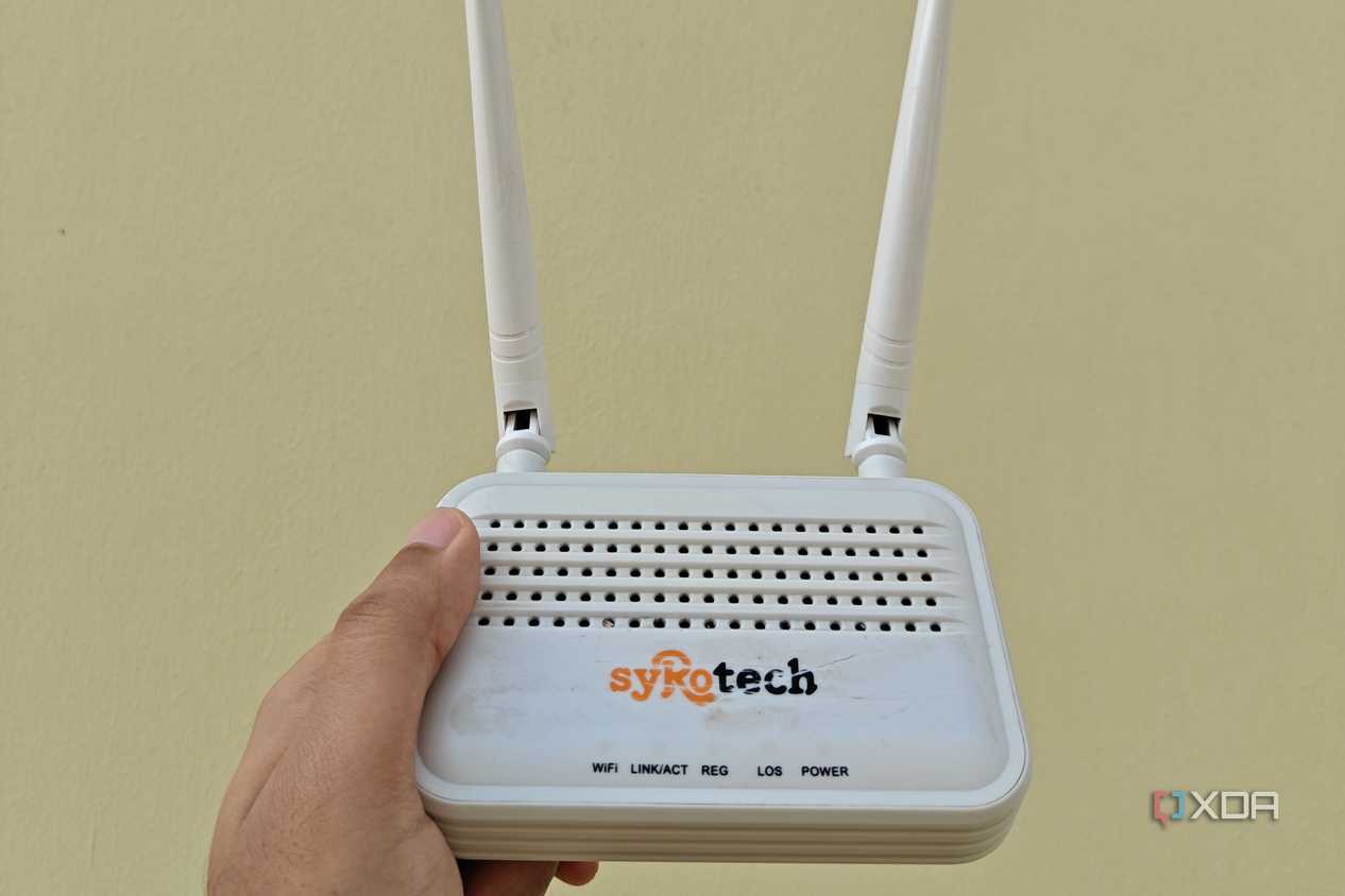 Router Syrotech chỉ phát 2,4 GHz: mọi thiết bị nối vào nó, kể cả ổ cắm và bóng đèn, đều dùng chung băng tần này.