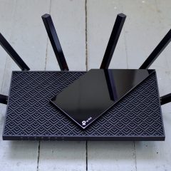 Router TP-Link Archer AX73 nhìn từ trên xuống