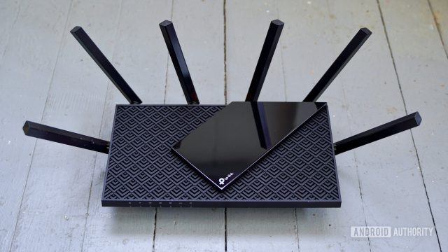 Router TP-Link Archer AX73 nhìn từ trên xuống