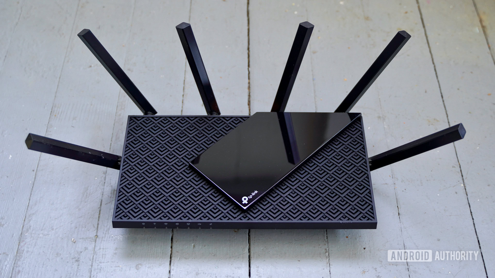 Router TP-Link Archer AX73 nhìn từ trên xuống