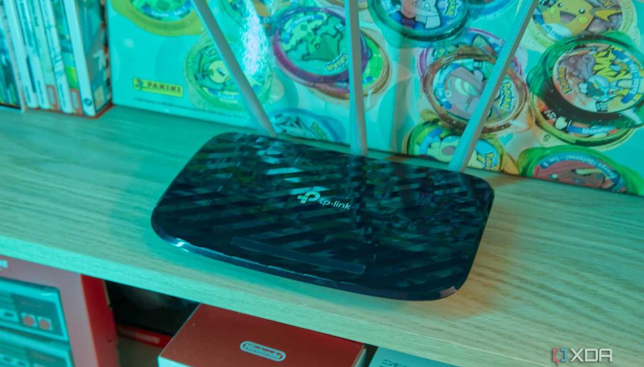 Router TP-Link đặt trên kệ