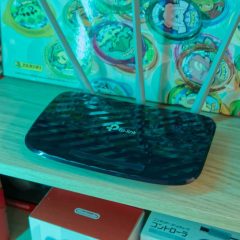 Router TP-Link đặt trên kệ