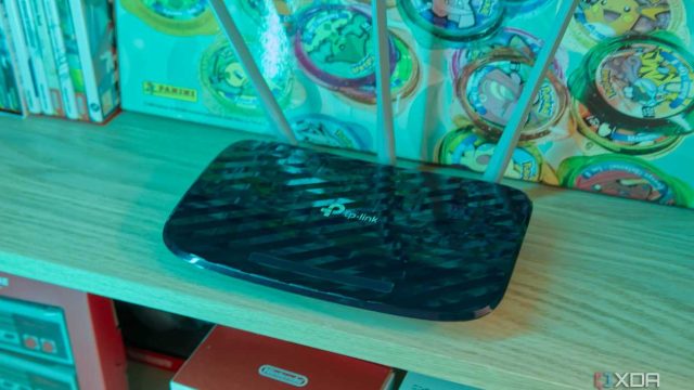 Router TP-Link đặt trên kệ