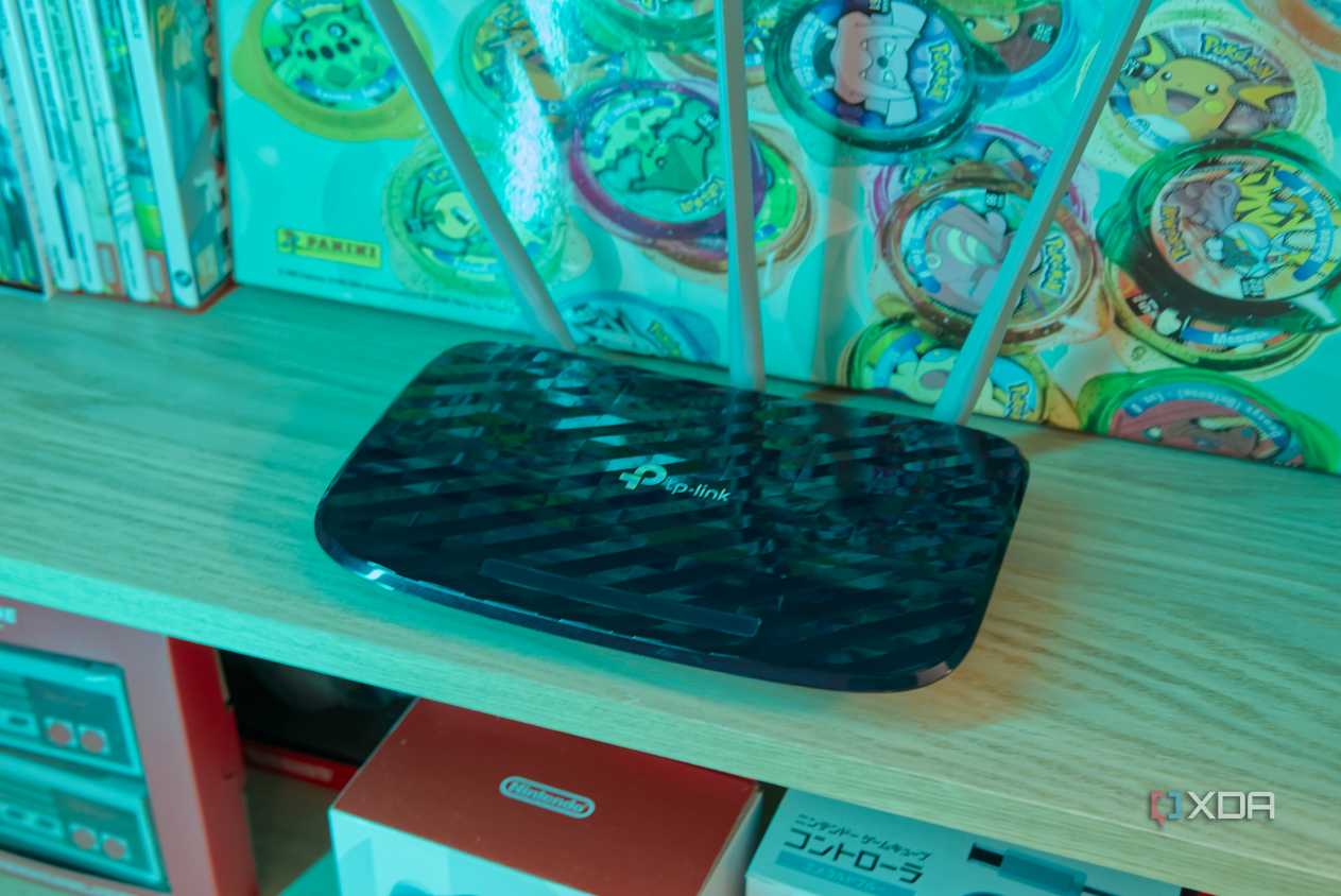 Router TP-Link đặt trên kệ