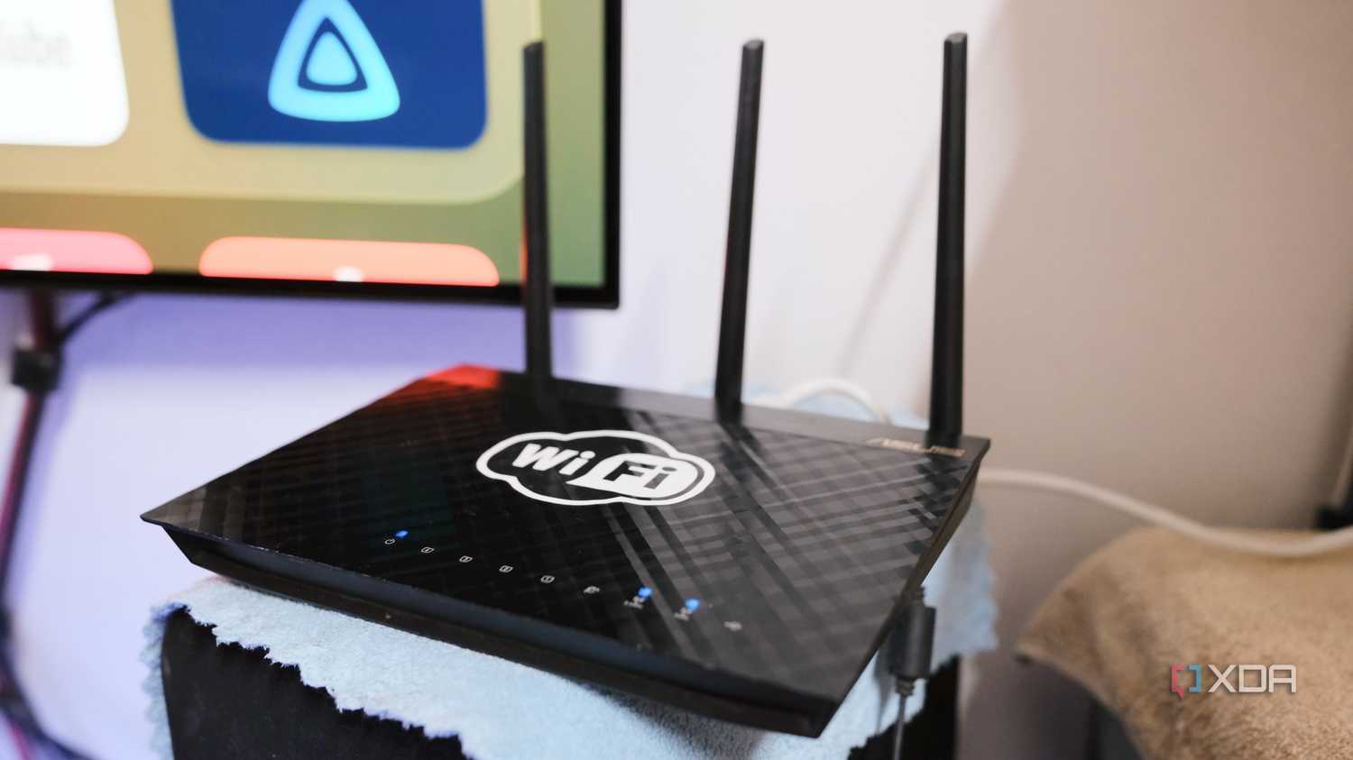 Router Wi-Fi cũ đặt cạnh máy tính