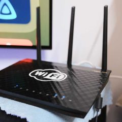Router Wi-Fi gia đình đặt cạnh máy tính