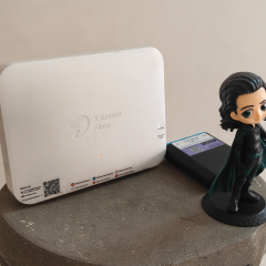 Router Wi-Fi màu trắng bên bộ lưu điện nhỏ