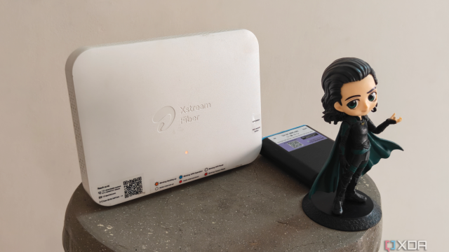 Router Wi-Fi màu trắng bên bộ lưu điện nhỏ