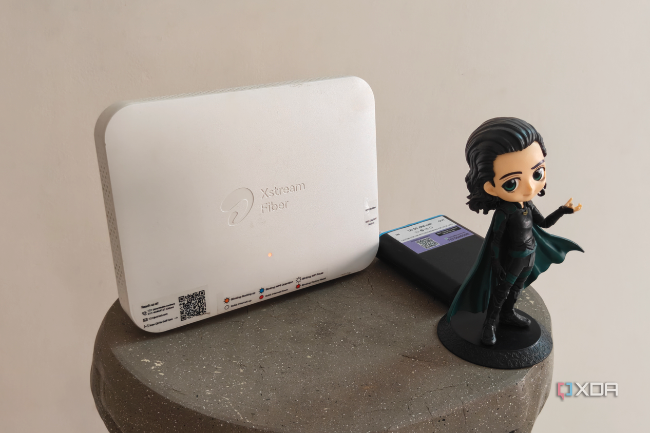 Router Wi-Fi màu trắng bên bộ lưu điện nhỏ