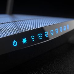 Router Wi-Fi phát sáng các đèn trạng thái trong phòng tối