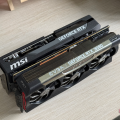 RTX 3080 EVGA và card MSI đặt cạnh nhau trên bàn