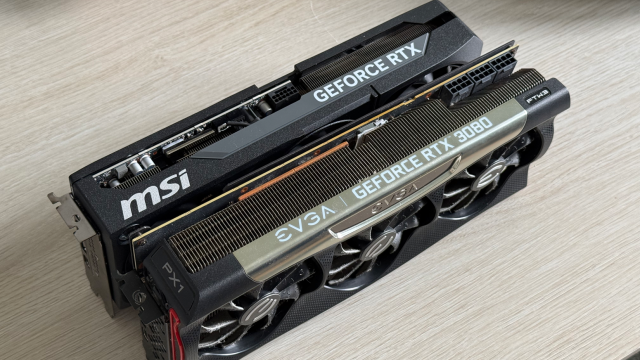 RTX 3080 EVGA và card MSI đặt cạnh nhau trên bàn