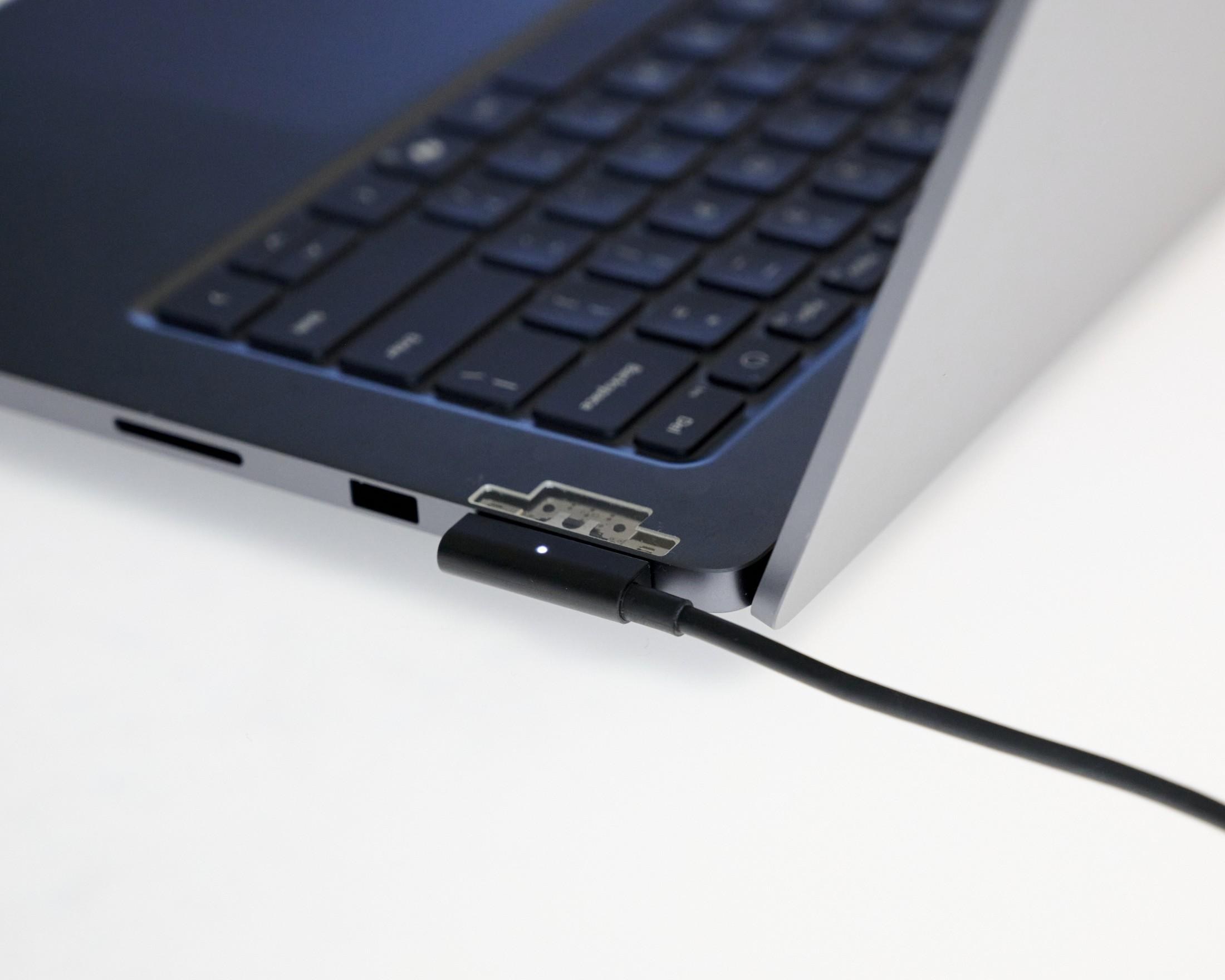 Sạc từ tính bổ sung tiện ích thao tác mà không thay cổng USB-C bằng kết nối độc quyền.