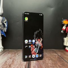 Samsung Galaxy A57 dựng đứng trên bàn trong video đánh giá