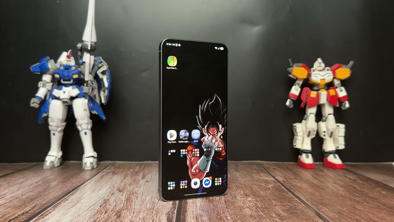 Samsung Galaxy A57 dựng đứng trên bàn trong video đánh giá