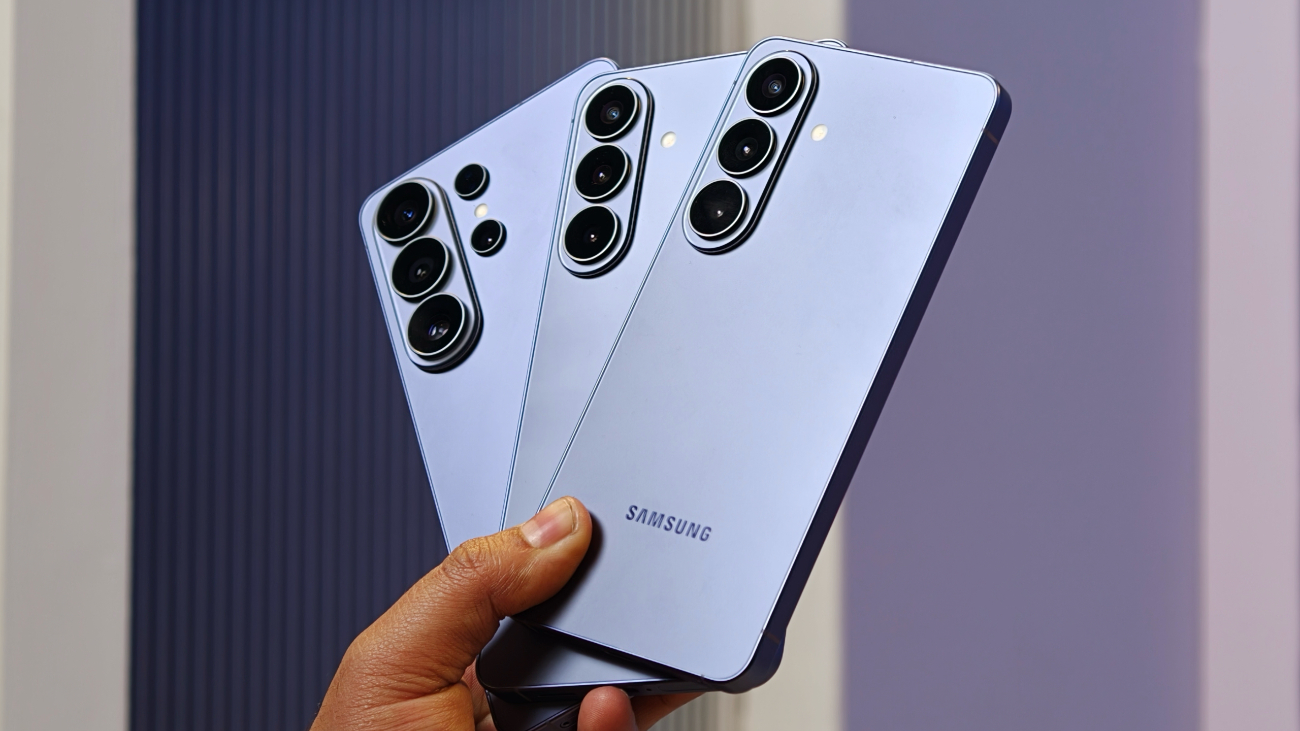 Samsung Galaxy S26, S26 Plus và S26 Ultra cầm trên tay