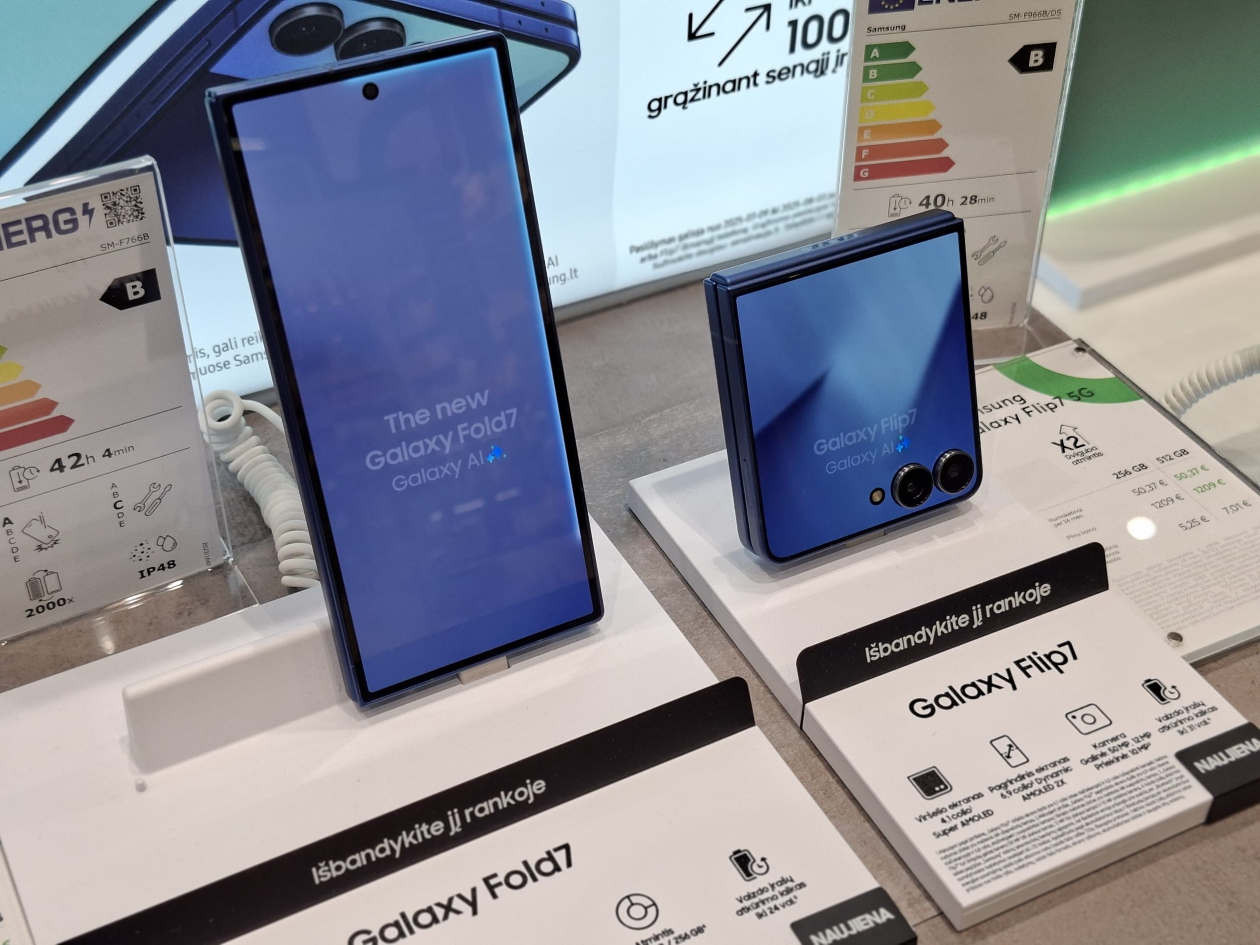 Galaxy Z Fold7 và Z Flip7 trưng bày cạnh nhau