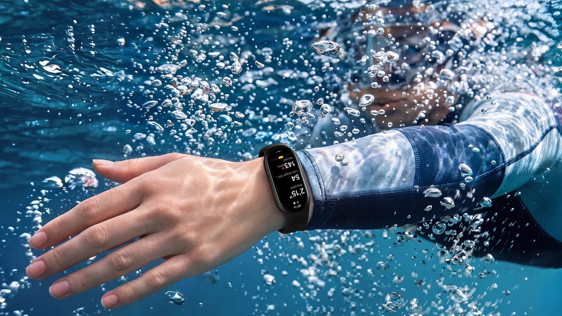 Smart Band 11 được đeo trong hoạt động bơi