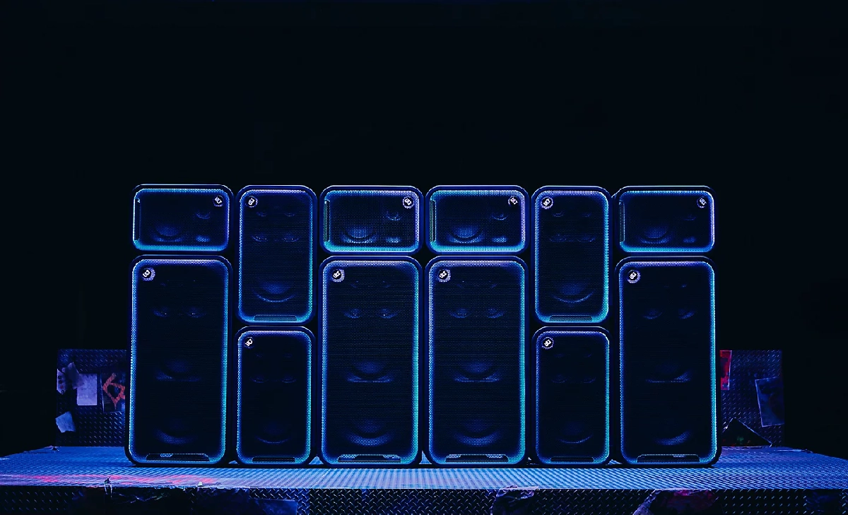 Sony ULT TOWER MAX có thể kết nối tới 100 loa với Party Chain. Nguồn: Sony.