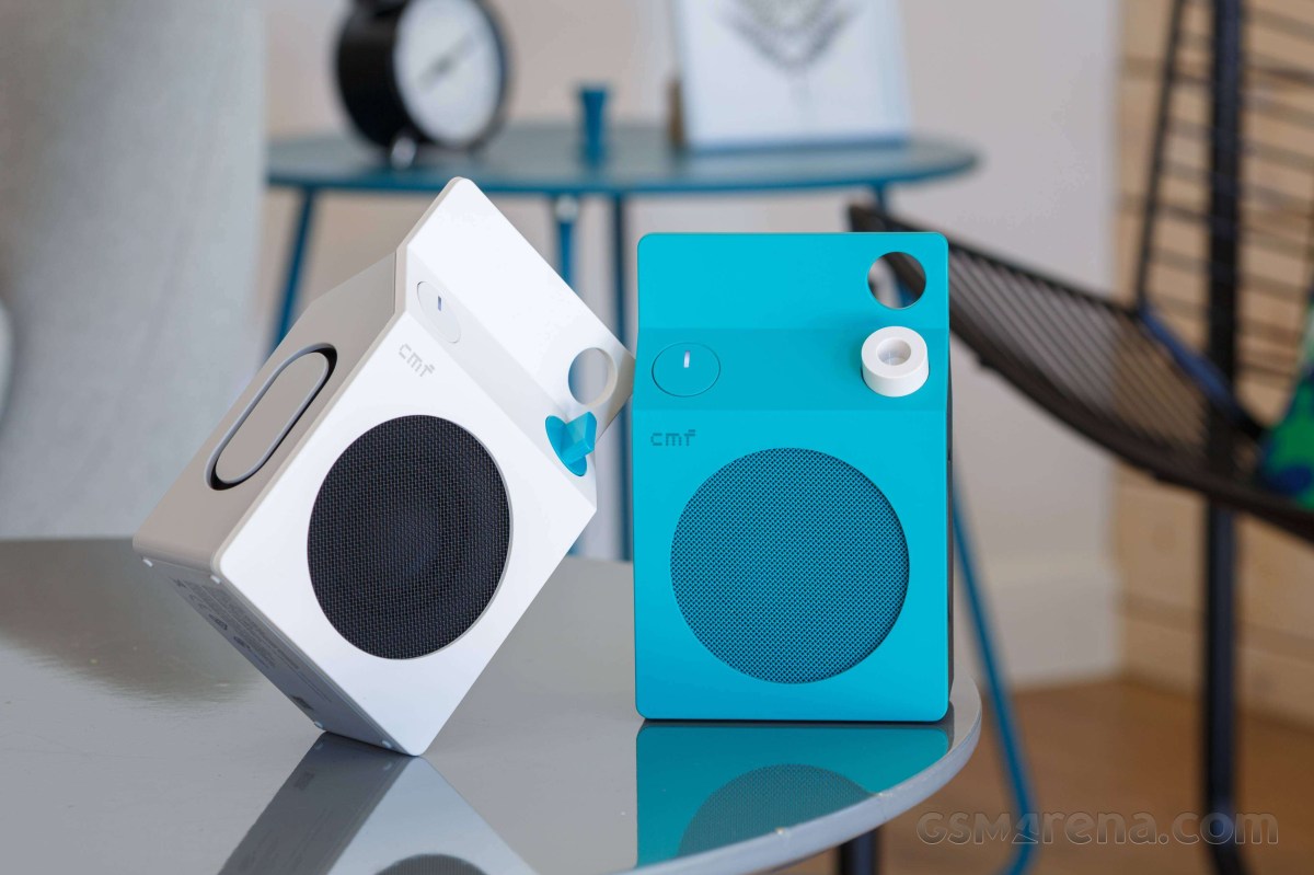 Speaker S màu trắng và xanh trên mặt bàn
