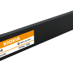 SSD Kioxia LD4 E1.L đặt trong khe máy chủ, nhìn nghiêng từ phía đầu cắm