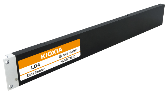 SSD Kioxia LD4 E1.L đặt trong khe máy chủ, nhìn nghiêng từ phía đầu cắm