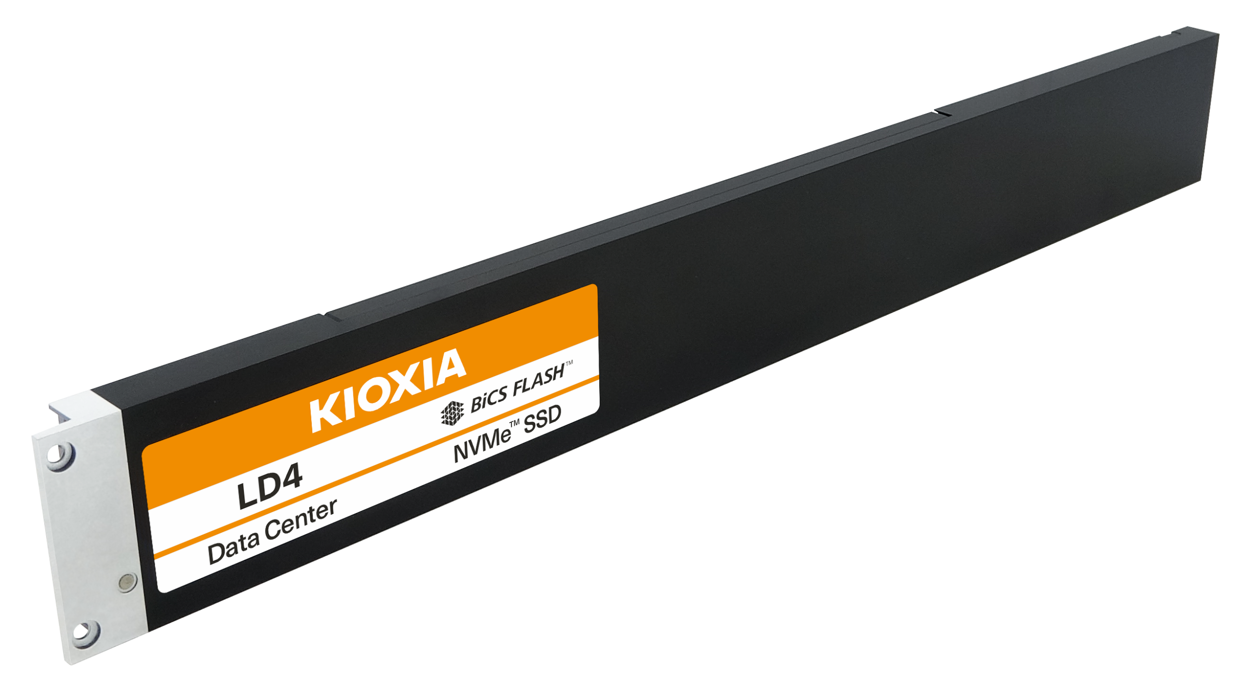 SSD Kioxia LD4 E1.L đặt trong khe máy chủ, nhìn nghiêng từ phía đầu cắm