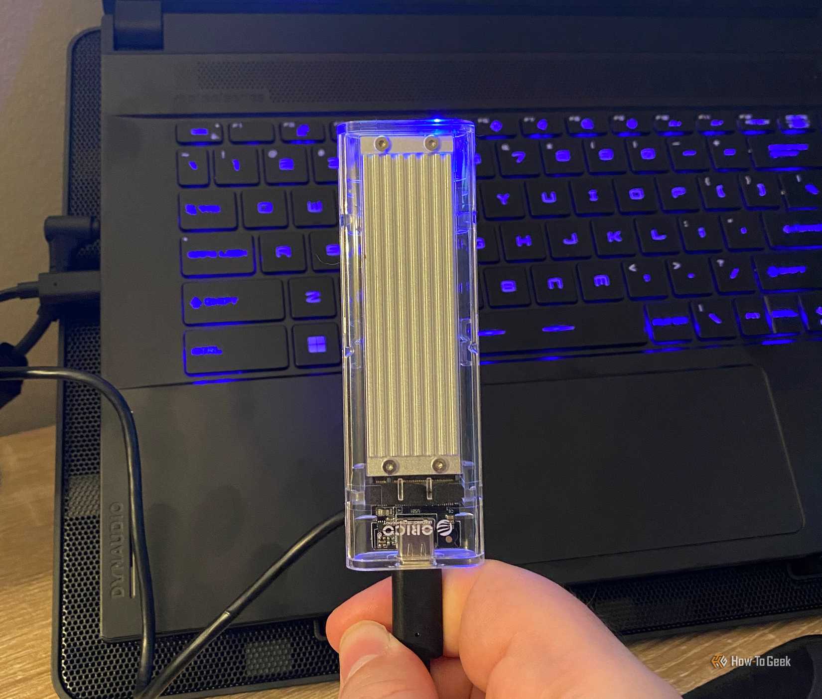 SSD NVMe USB cạnh laptop gaming