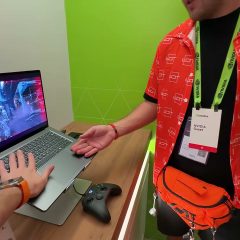 Surface Laptop Ultra đang chạy trò chơi tại khu demo