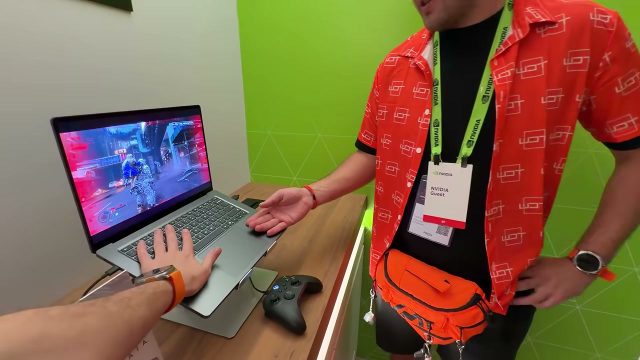 Surface Laptop Ultra đang chạy trò chơi tại khu demo