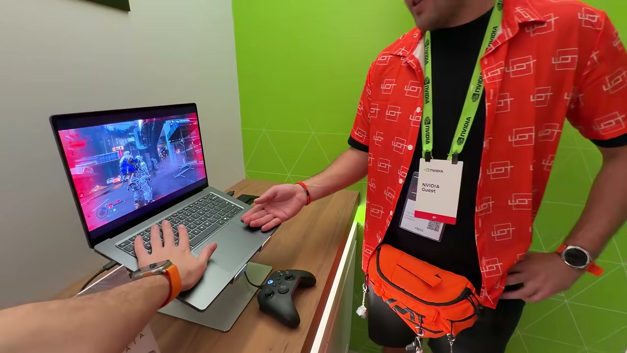 Surface Laptop Ultra đang chạy trò chơi tại khu demo