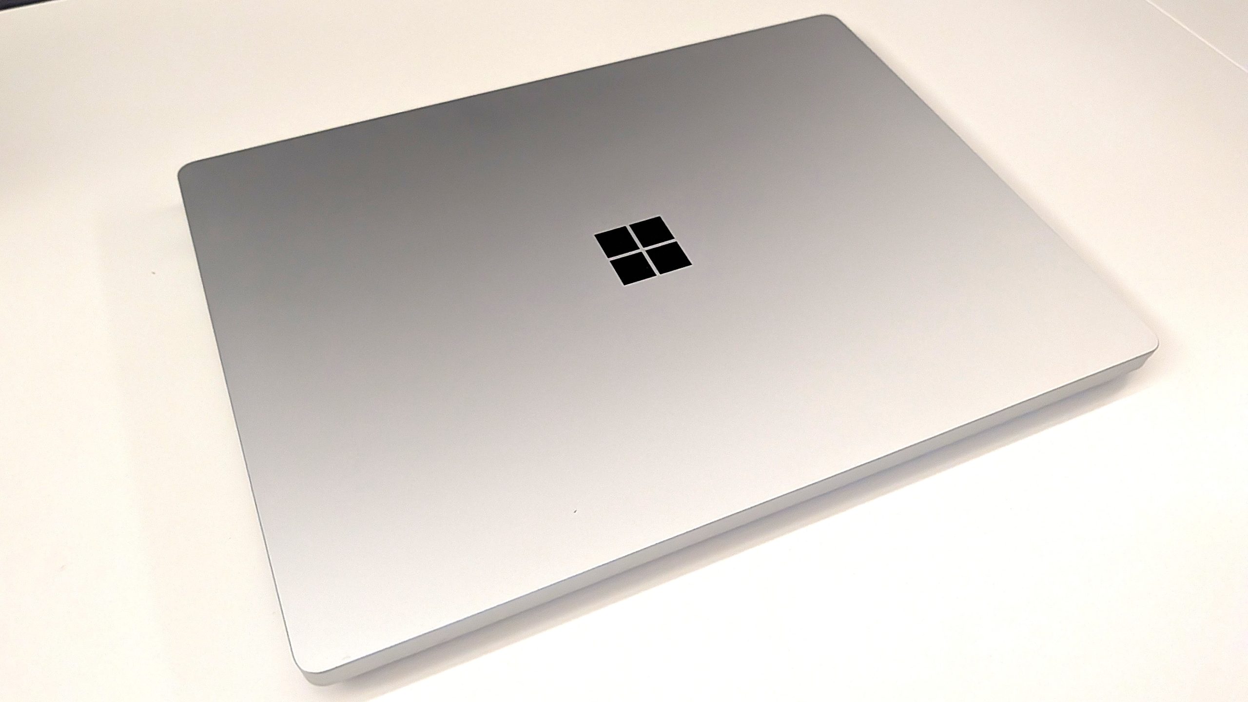 Surface Laptop Ultra màu bạc đóng nắp