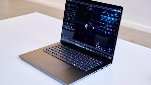 Surface Laptop Ultra là mẫu máy nhận gói firmware xử lý lỗi màn hình và khởi động lại.