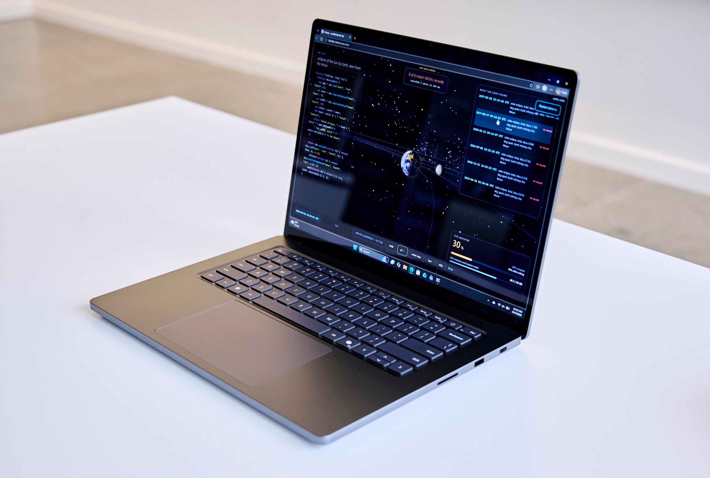 Surface Laptop Ultra là mẫu máy nhận gói firmware xử lý lỗi màn hình và khởi động lại.